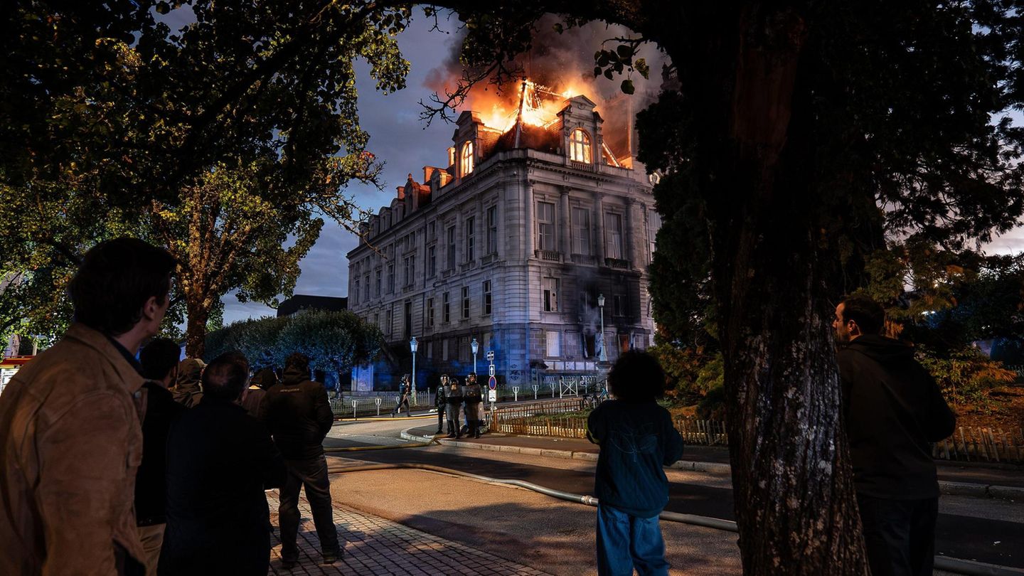 Anleihen: Proteste, Schulden, Rating-Druck: Frankreich wird zum Europa-Risiko | Capital+