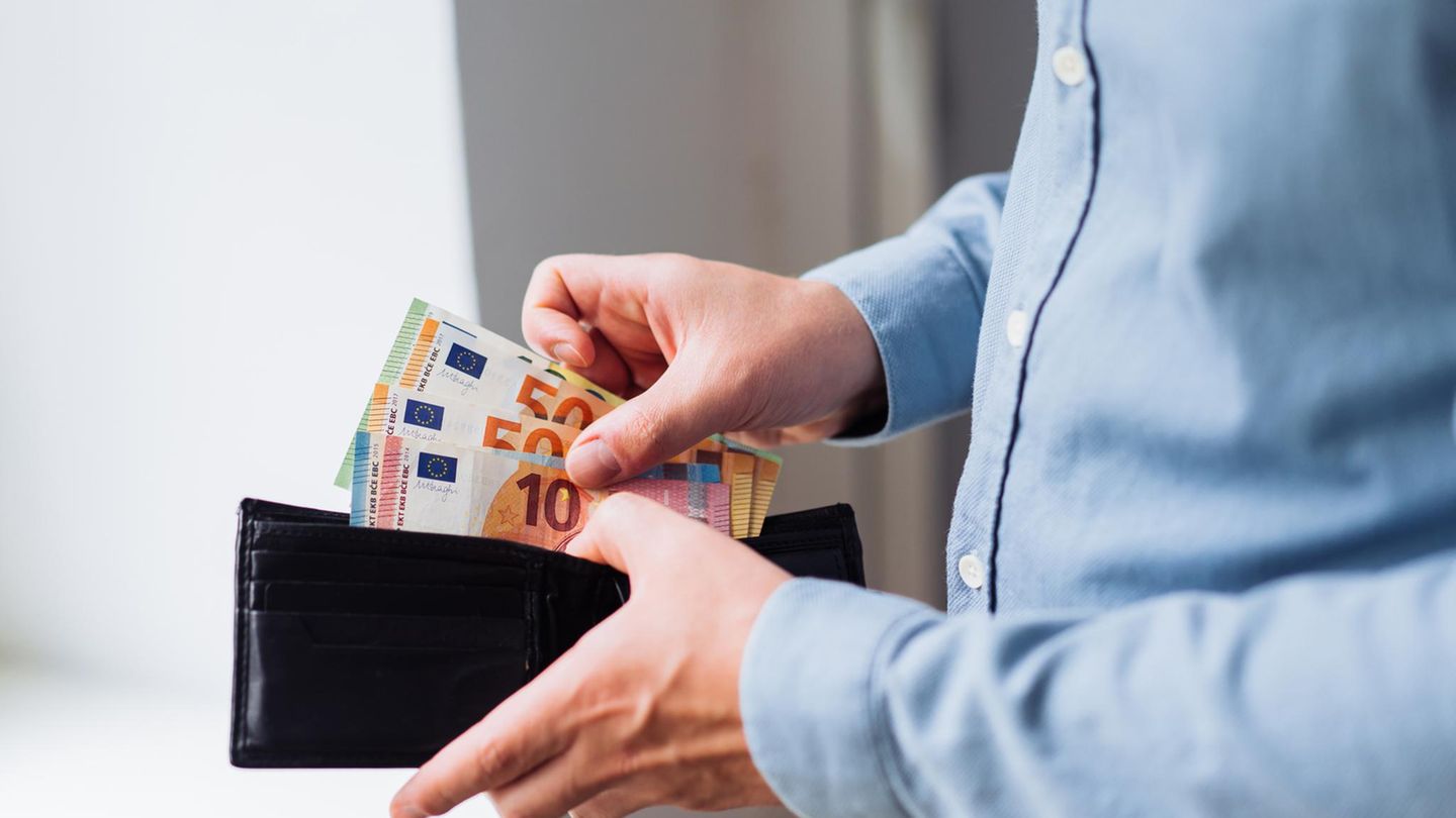 Goldener Handschlag: Abfindung verhandeln: So holen Sie Tausende Euro mehr heraus | Capital+