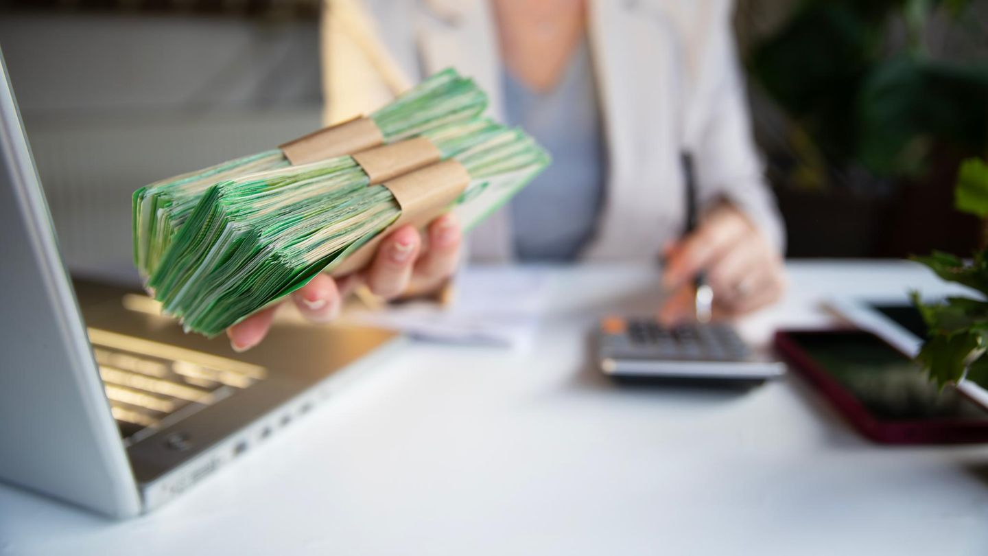 Goldener Handschlag: Abfindung verhandeln: So holen Sie Tausende Euro mehr heraus | Capital+