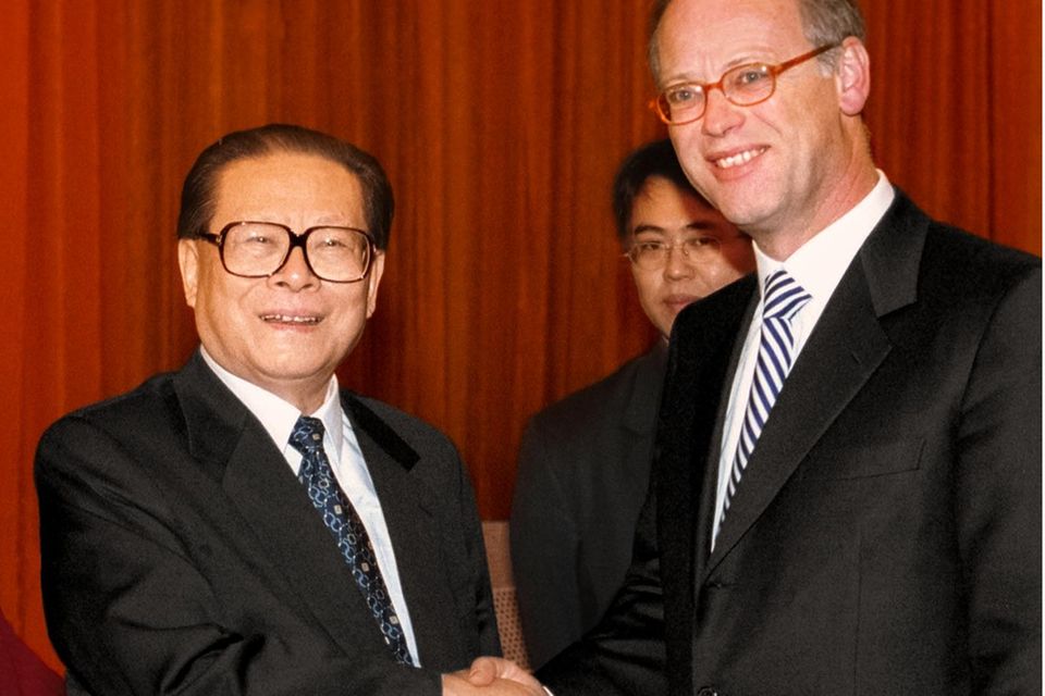 Verteidigungsminister Rudolf Scharping und Jiang Zemin, Staatschef von China, bei einem Treffen in 2001