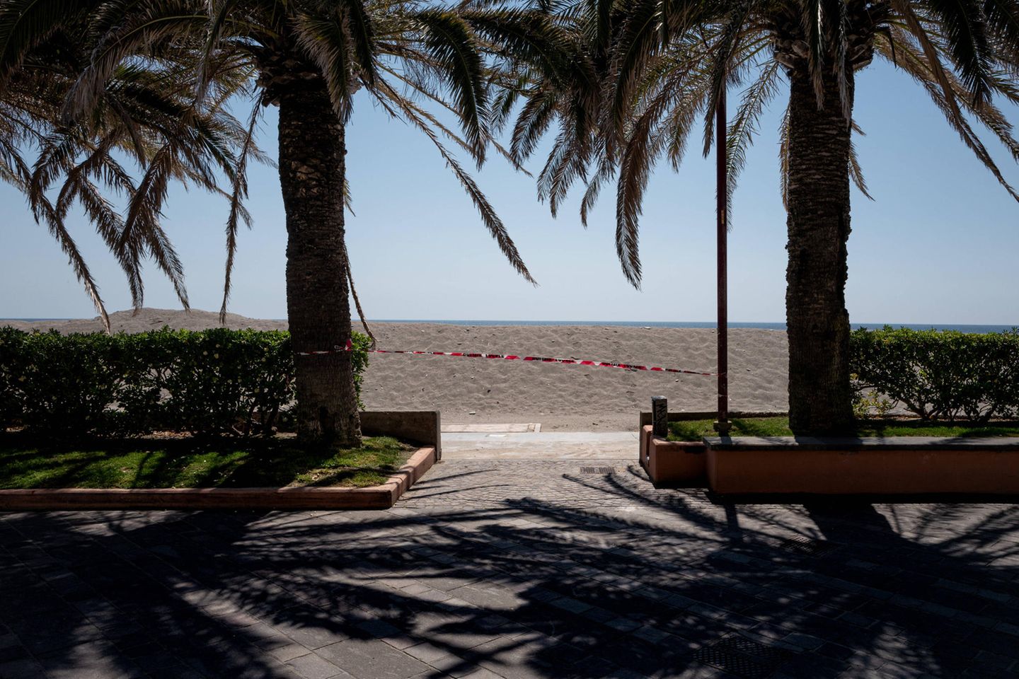 Gesperrter Strand im italienischen Badeort Finale Ligure
