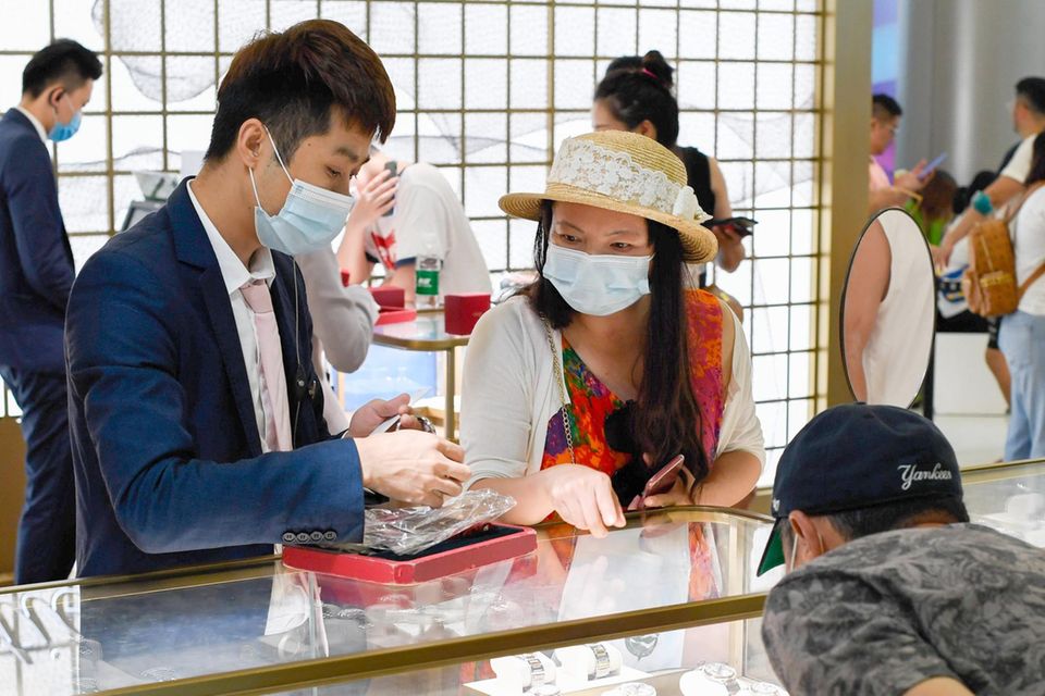 Kunden beim Shoppen im chinesischen Urlaubsort Sanya