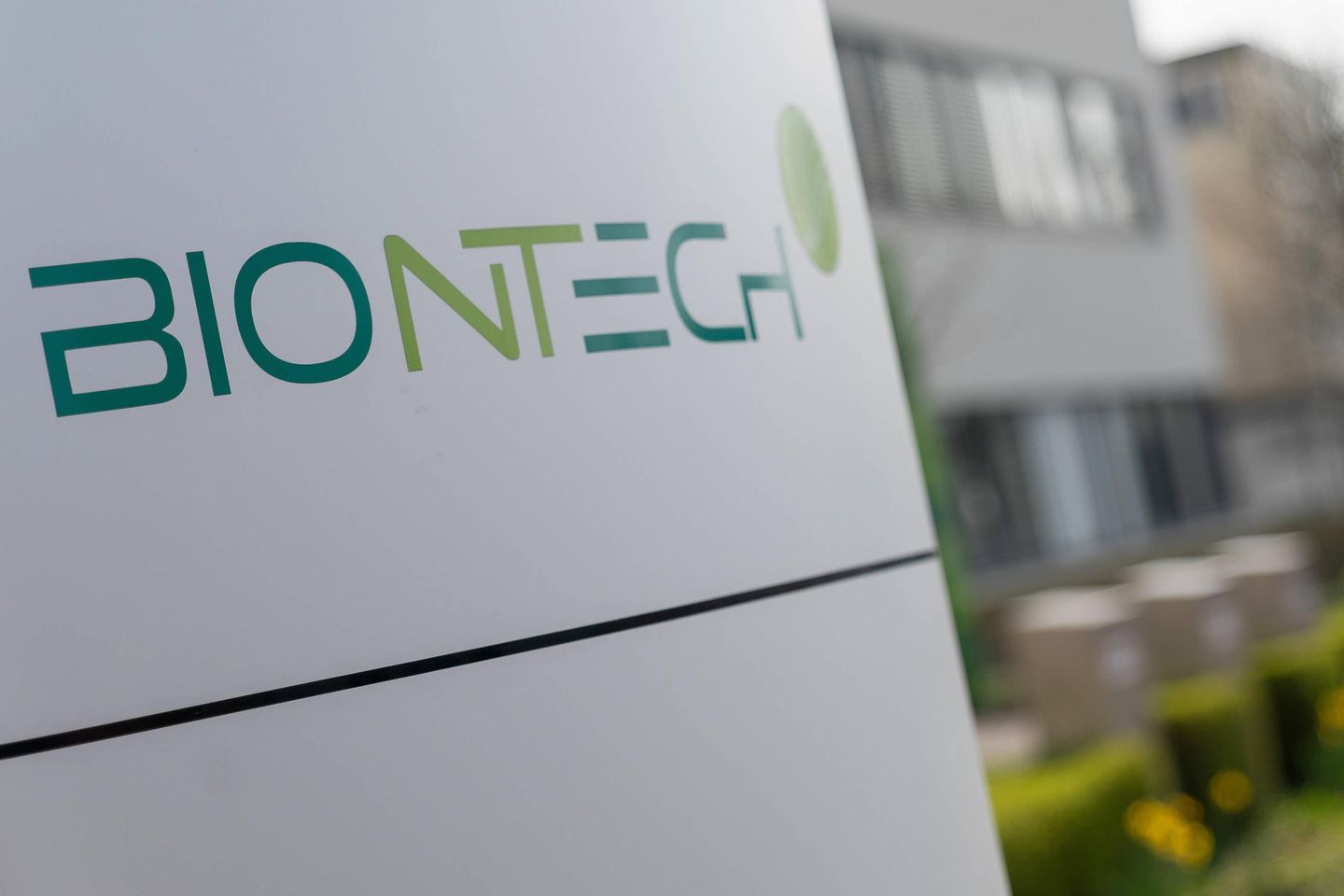 Firmenschild von Biontech