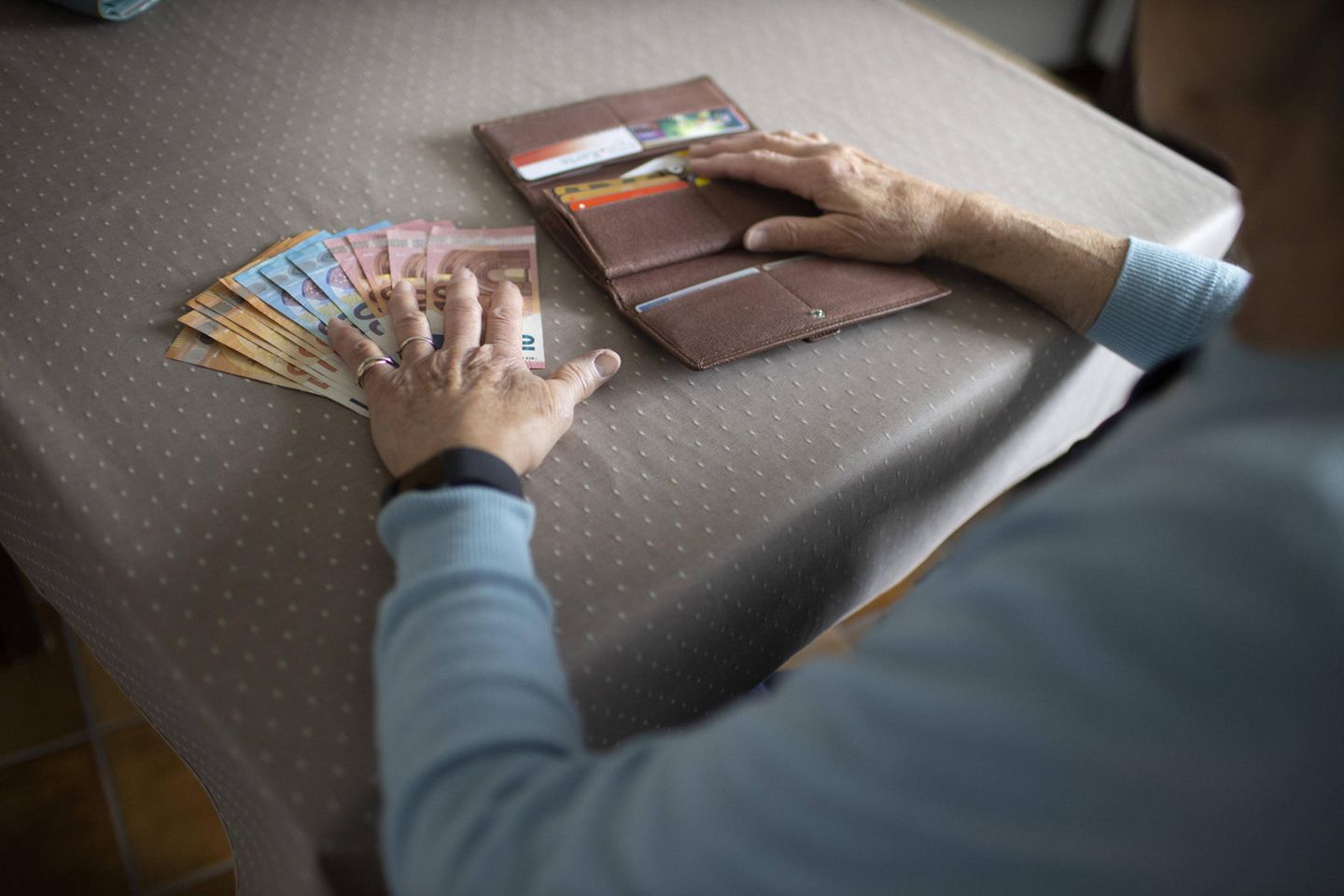 Rentnerin mit Bargeld