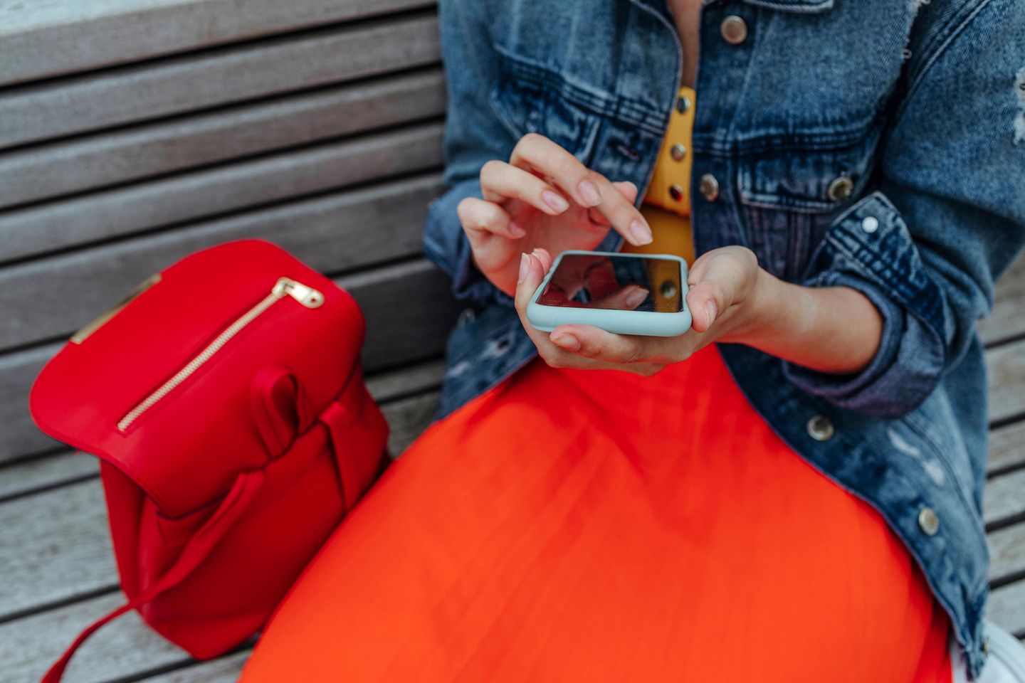 Junge Frau mit Smartphone
