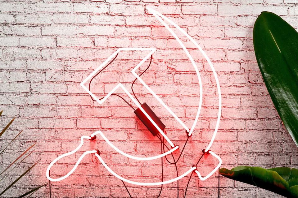 In welchem Start-up hängen denn Hammer und Sichel? In keinem. Das Bild ist eine 3D-Illustration