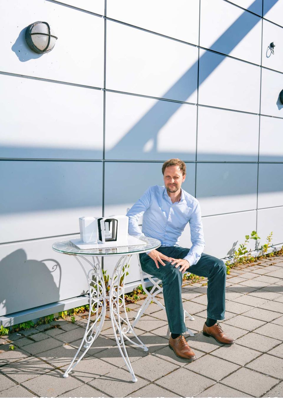 IQM-Chef Jan Goetz und sein Quantencomputer als Modell aus dem 3D-Drucker