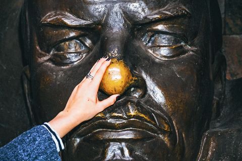 Ein Passant reibt in Minsk die Nase eines Lenin-Denkmals – das soll Glück bringen