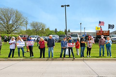 Trump-Fans warten auf den Präsidenten, als er im Mai ein Ford-Werk in Michigan besucht