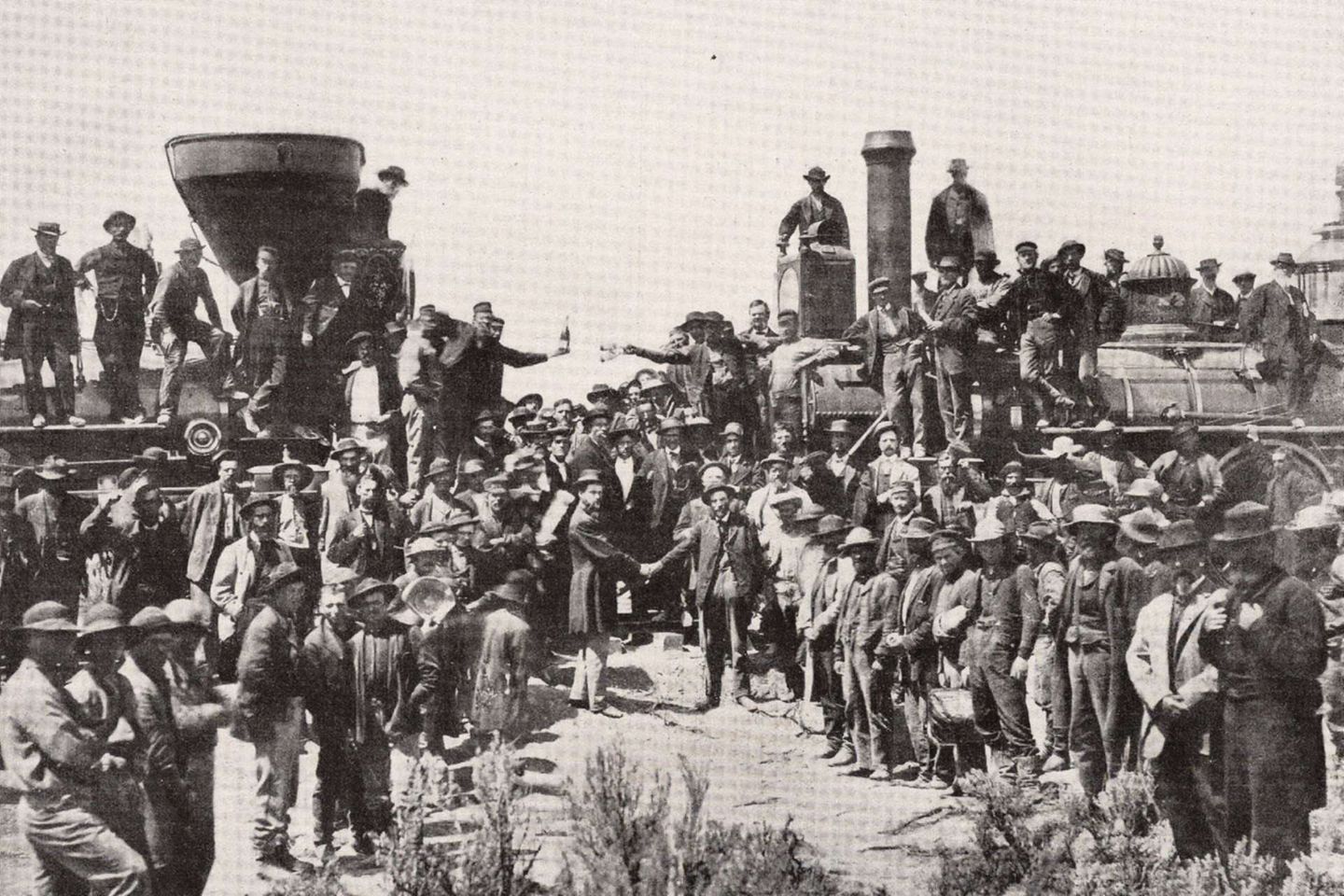 Vollendung der ersten transkontinentalen Eisenbahnlinie zwischen Atlantik und Pazifik. Für die Presse gestellte Fotografie des feierlich begangenen Zusammentreffens der Central Pacific Railroad und der Union Pacific Railroad am 10. Mai 1869 am Promontory Point in Utah