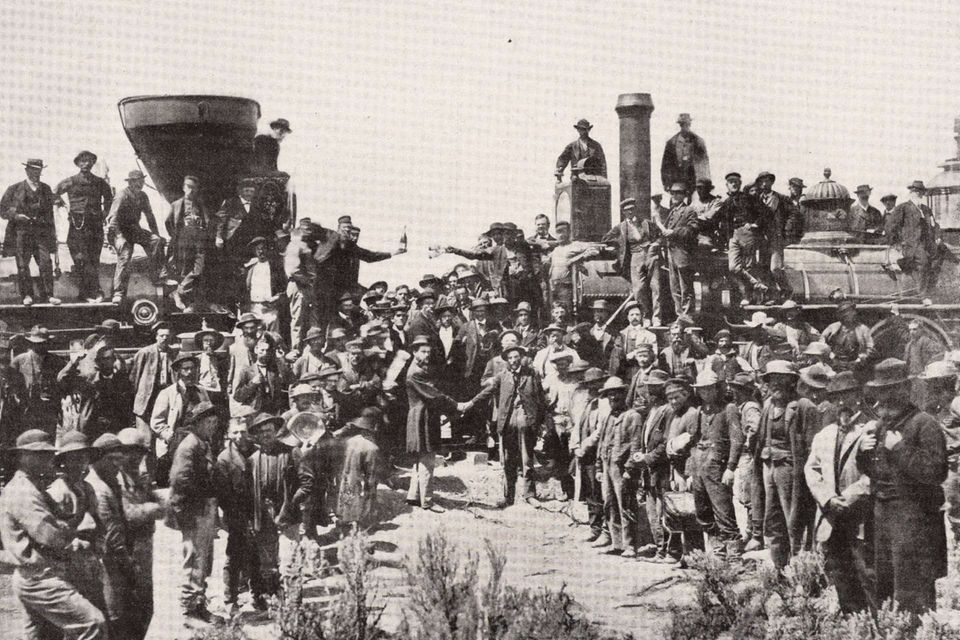 Vollendung der ersten transkontinentalen Eisenbahnlinie zwischen Atlantik und Pazifik. Für die Presse gestellte Fotografie des feierlich begangenen Zusammentreffens der Central Pacific Railroad und der Union Pacific Railroad am 10. Mai 1869 am Promontory Point in Utah