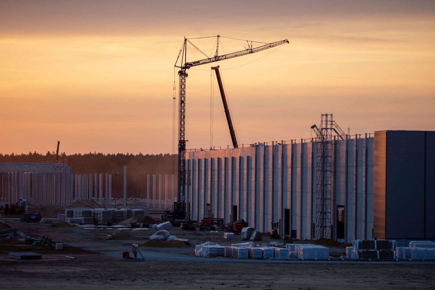 Großbaustelle im märkischen Sand: Teslas Gigafac­tory in Grünheide soll bereits im Sommer produktionsfähig sein