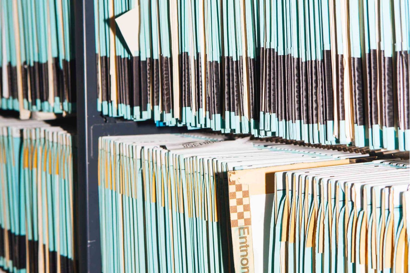 Für die Kurzarbeitsanträge musste die Arbeitsagentur Tausende neue Akten anlegen – allerdings digital. Hier im Archiv hängen ...