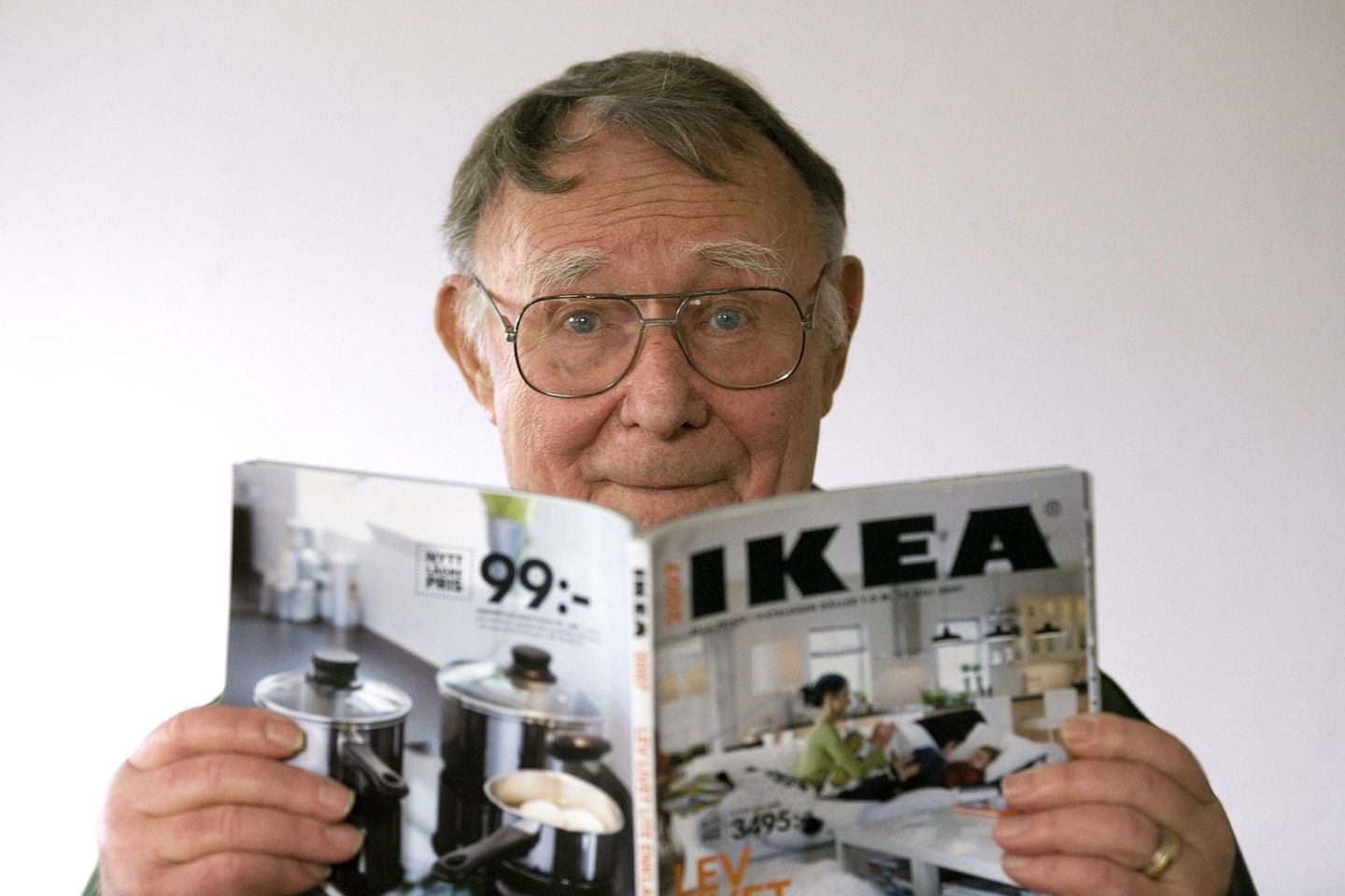 Ingvar Kamprad mit dem berühmten Ikea-Katalog, den es nicht mehr geben wird