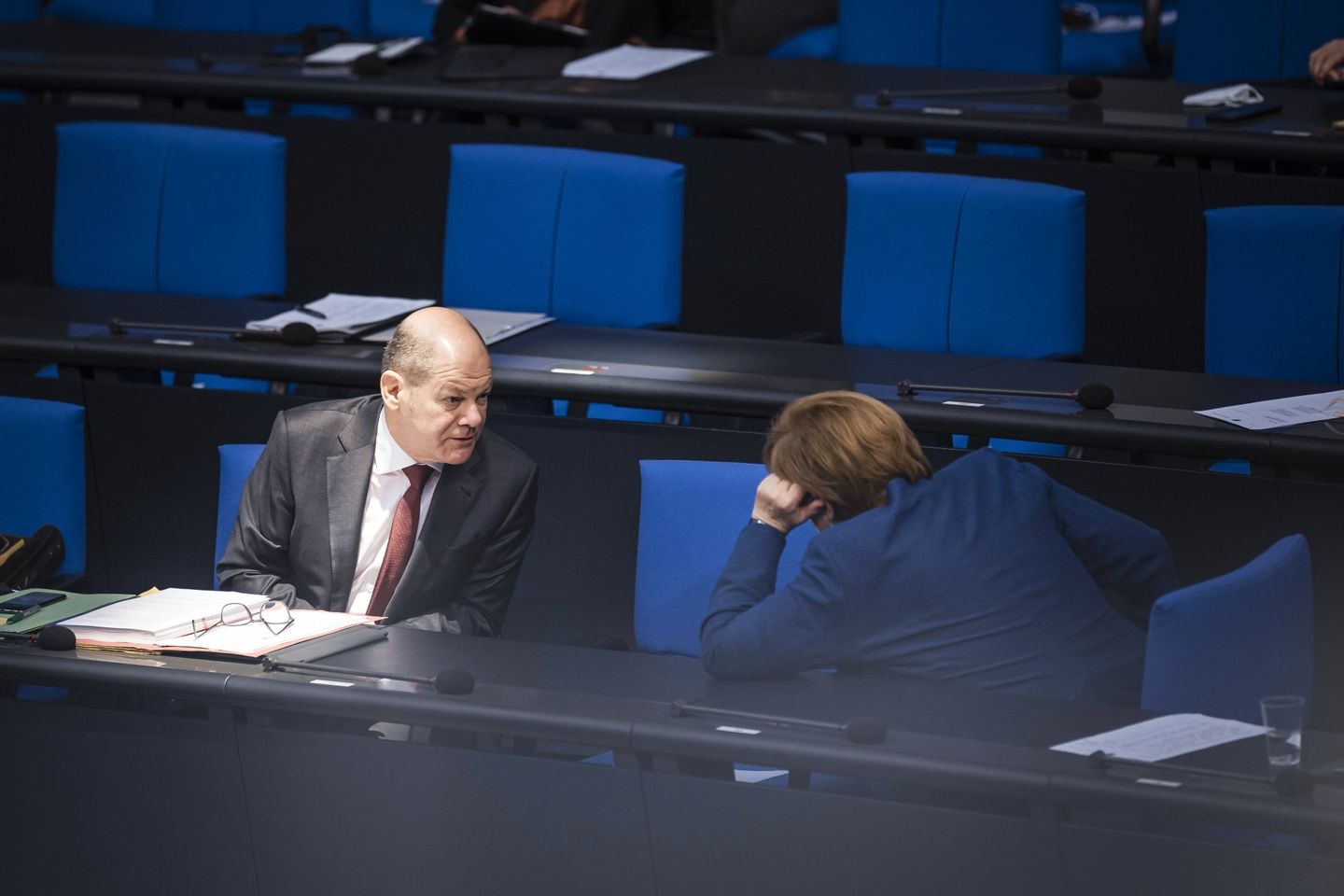 Bundesfinanzminister Scholz und Kanzlerin Merkel im Bundestag