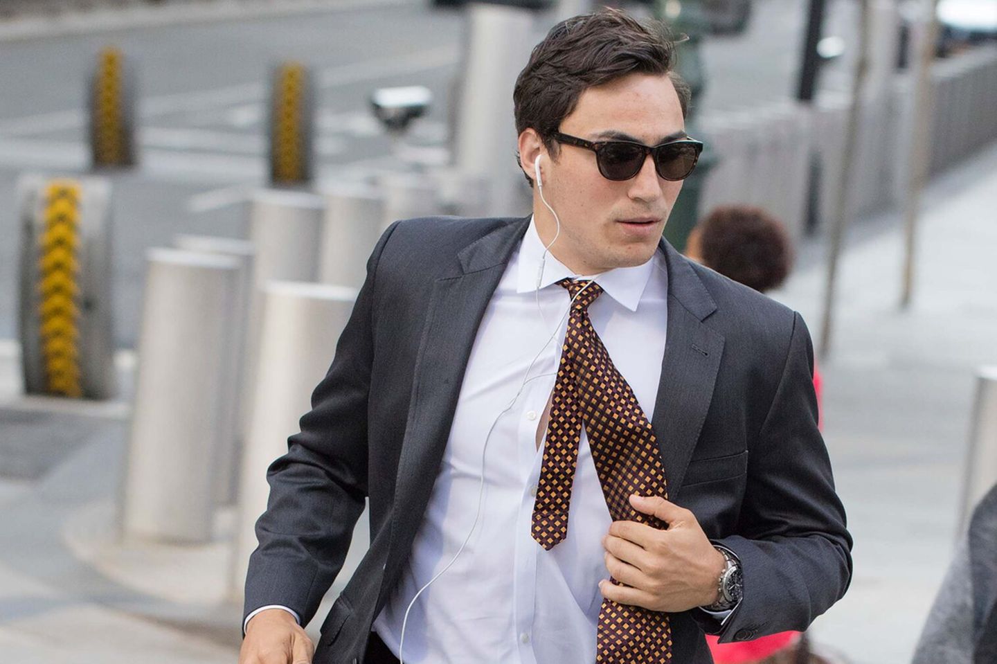 Jetzt bloß nicht den Aufschwung verpassen: An der Wall Street rennt ein New Yorker zum nächsten Termin