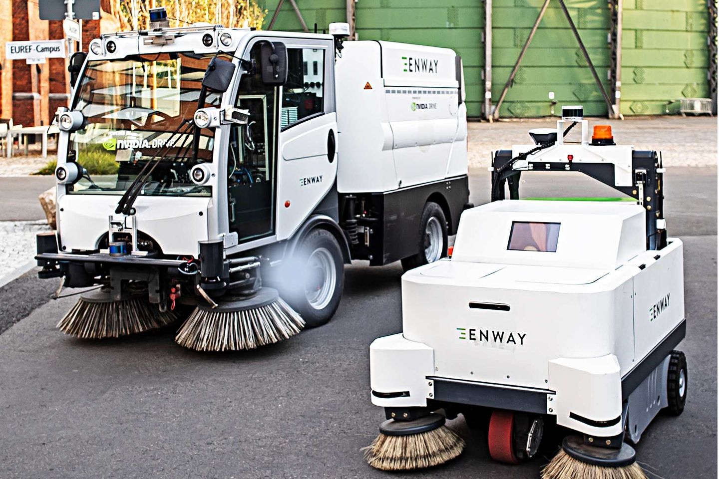 Kehrmaschinen des Start-ups Enway, wie sie in Frankfurt getestet werden