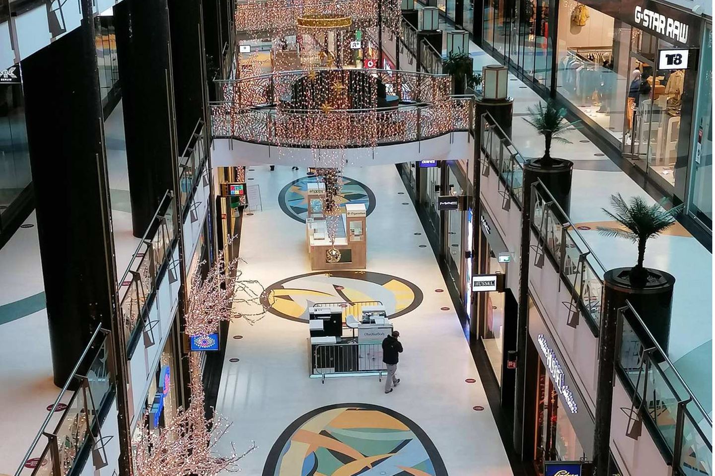 Menschenleere Shopping-Mall in Berlin