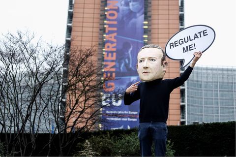 Ein Demonstrant mit einer Mark-Zuckerberg-Mask fordert die Regulierung von Facebook